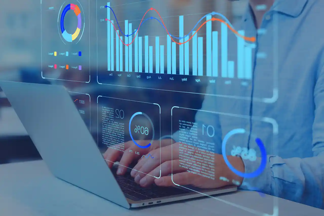 Analyste travaillant sur un tableau de bord d’analyse des KPIs marketing comme le taux de clic, des graphiques et des métriques pour analyser les données.