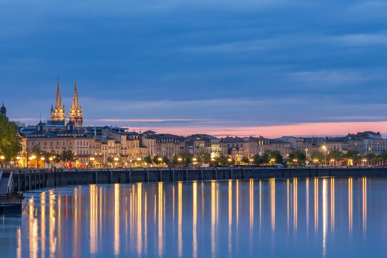 Vue de la ville de Bordeaux de nuit