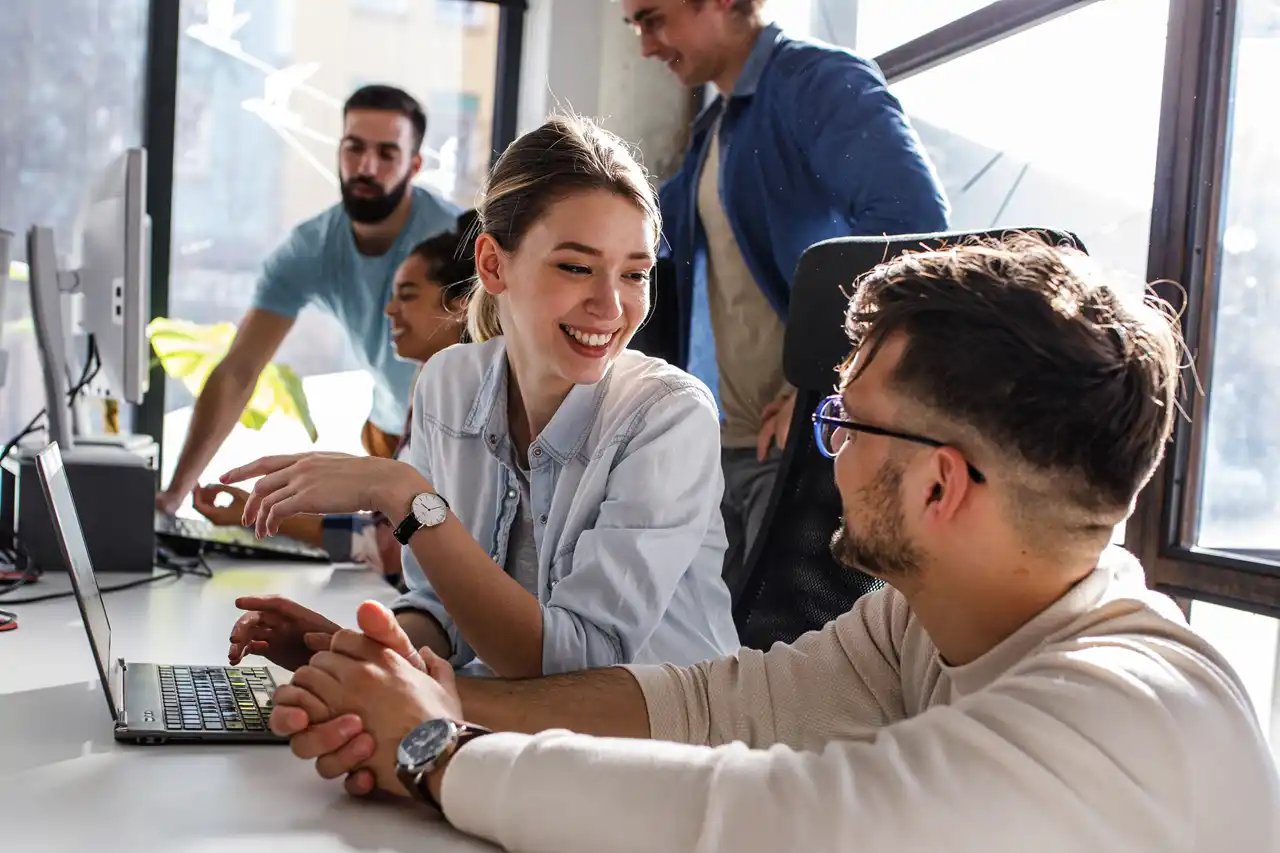 Une équipe TMA échange sur un projet Web