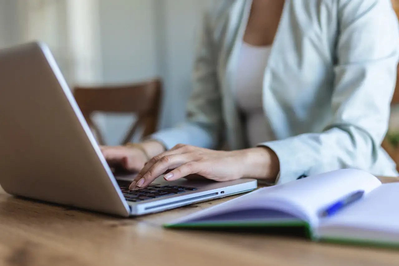 Rédactrice produisant des contenus SEO pour renforcer la visibilité de Cegid.