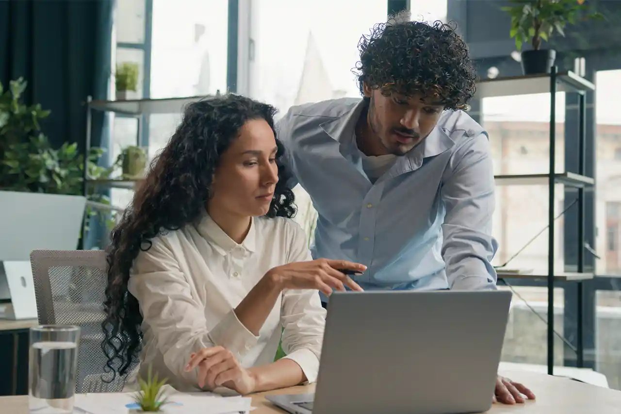 Une femme et un homme échange sur un projet