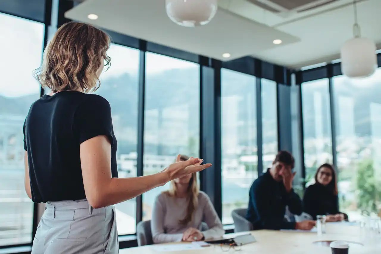 une experte SEO qui donne une formation aux équipes client