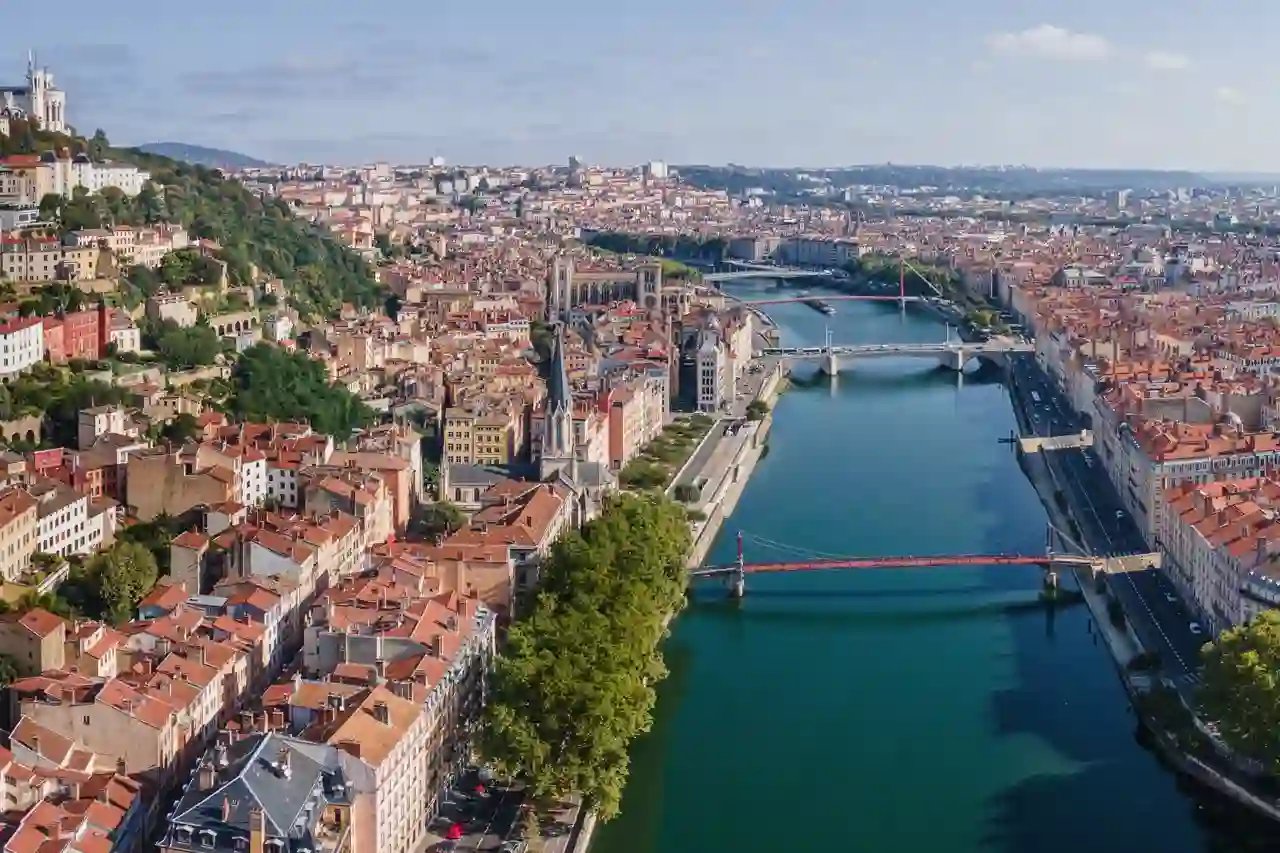 Vue aérienne de la Saône à Lyon avec sur la gauche de la photo la basilique de Fourvière
