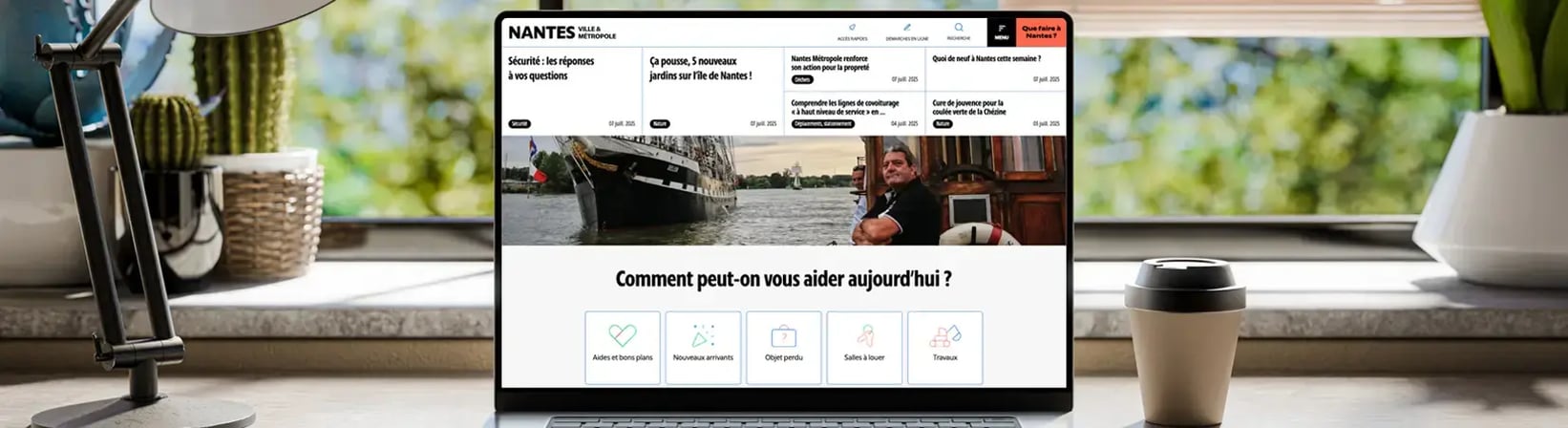 Montage avec la page d'accueil du site de Nantes Métropole dans un ordinateur portable