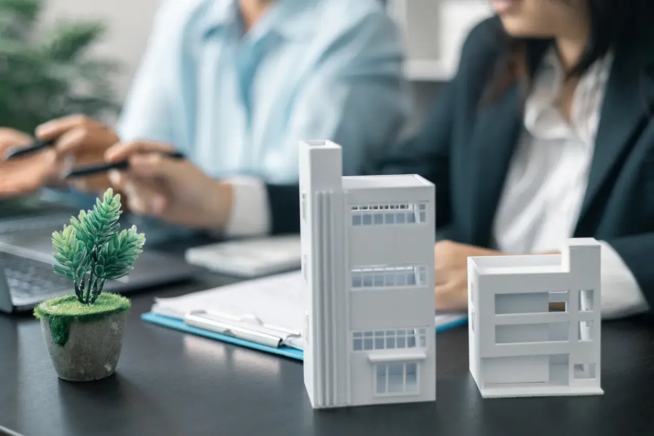 L’agent immobilier, compétent en finance et en affaires, a entrepris un projet résidentiel avec les conseils d’un courtier, sécurisant des appartements avec confiance sur le marché.