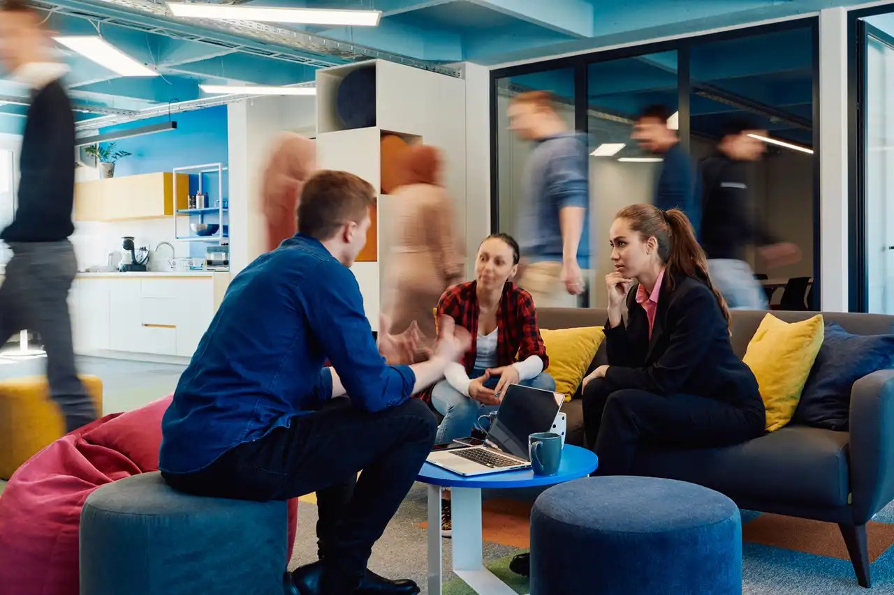 L’équipe d'une start-up se réunit dans un espace de coworking moderne et lumineux pour échanger sur un projet