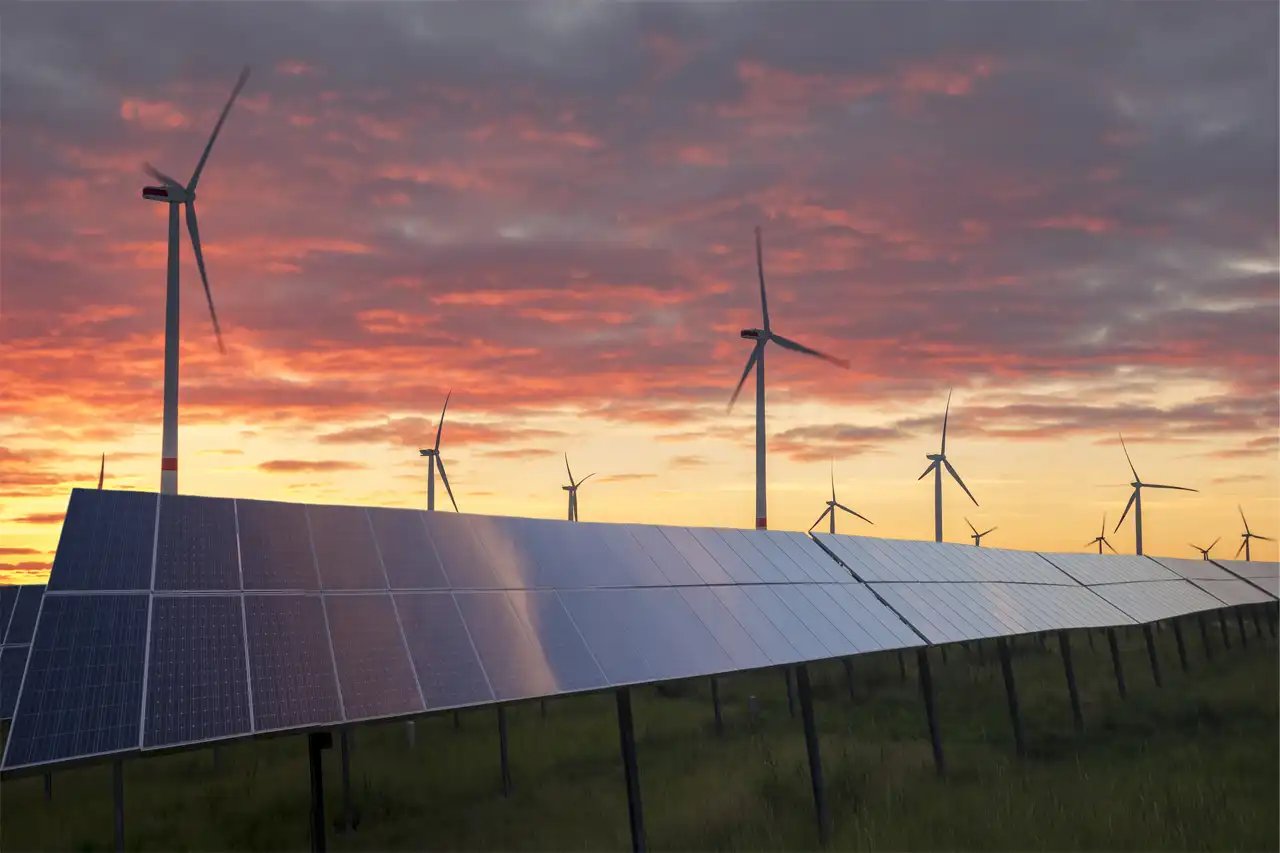 ation de panneaux solaires et équipement de générateur d’énergie éolienne au coucher du soleil, concept d’énergie alternative