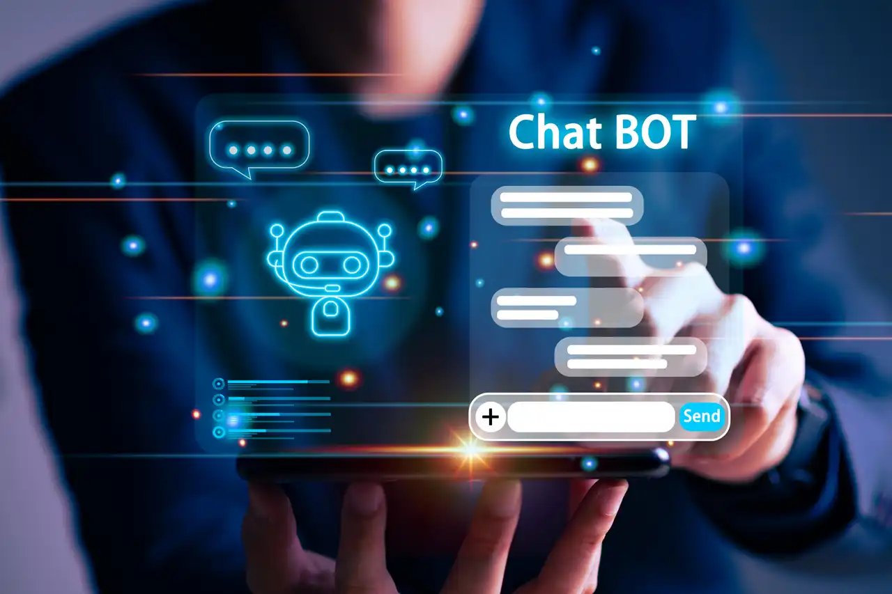 Sur la photo, nous voyons un homme échangeant avec chatbot numérique depuis son smartphone
