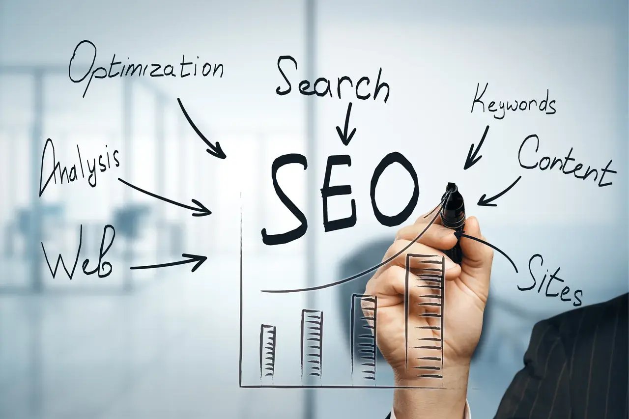 Illustration du concept de SEO avec un graphique de croissance dessiné à la main, accompagné de mots-clés tels que 'Optimization', 'Search', 'Web', 'Content', 'Keywords', 'Sites', 'Analysis'.