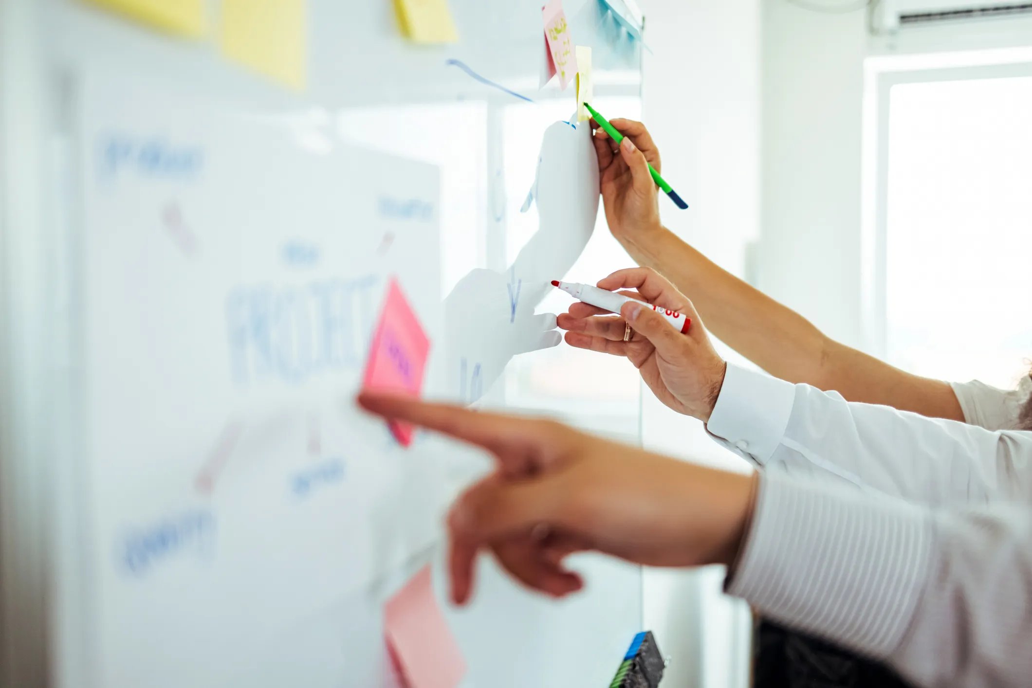 Travail au tableau sur la stratégie marketing digital à mettre en place