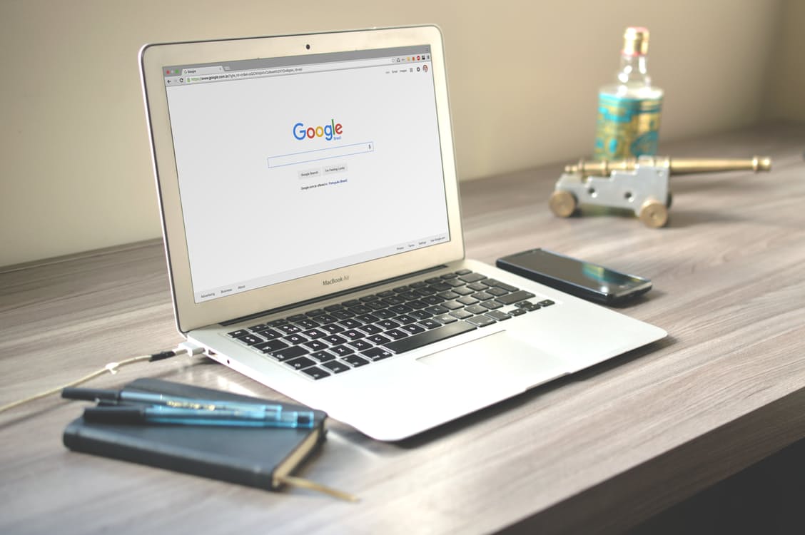 Sur la photo, un ordinateur avec le moteur de recherche Google à l'écran
