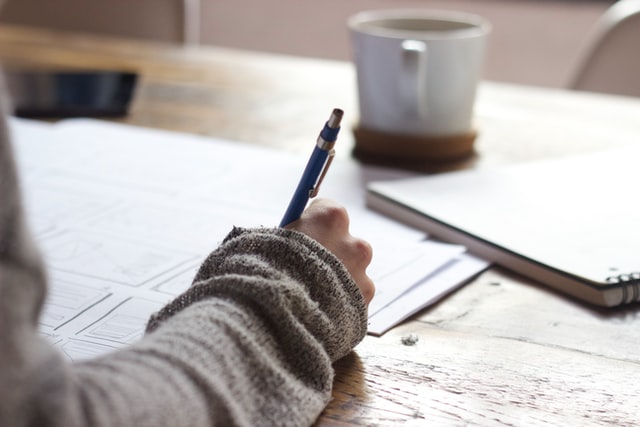 Une femme rédige un article
