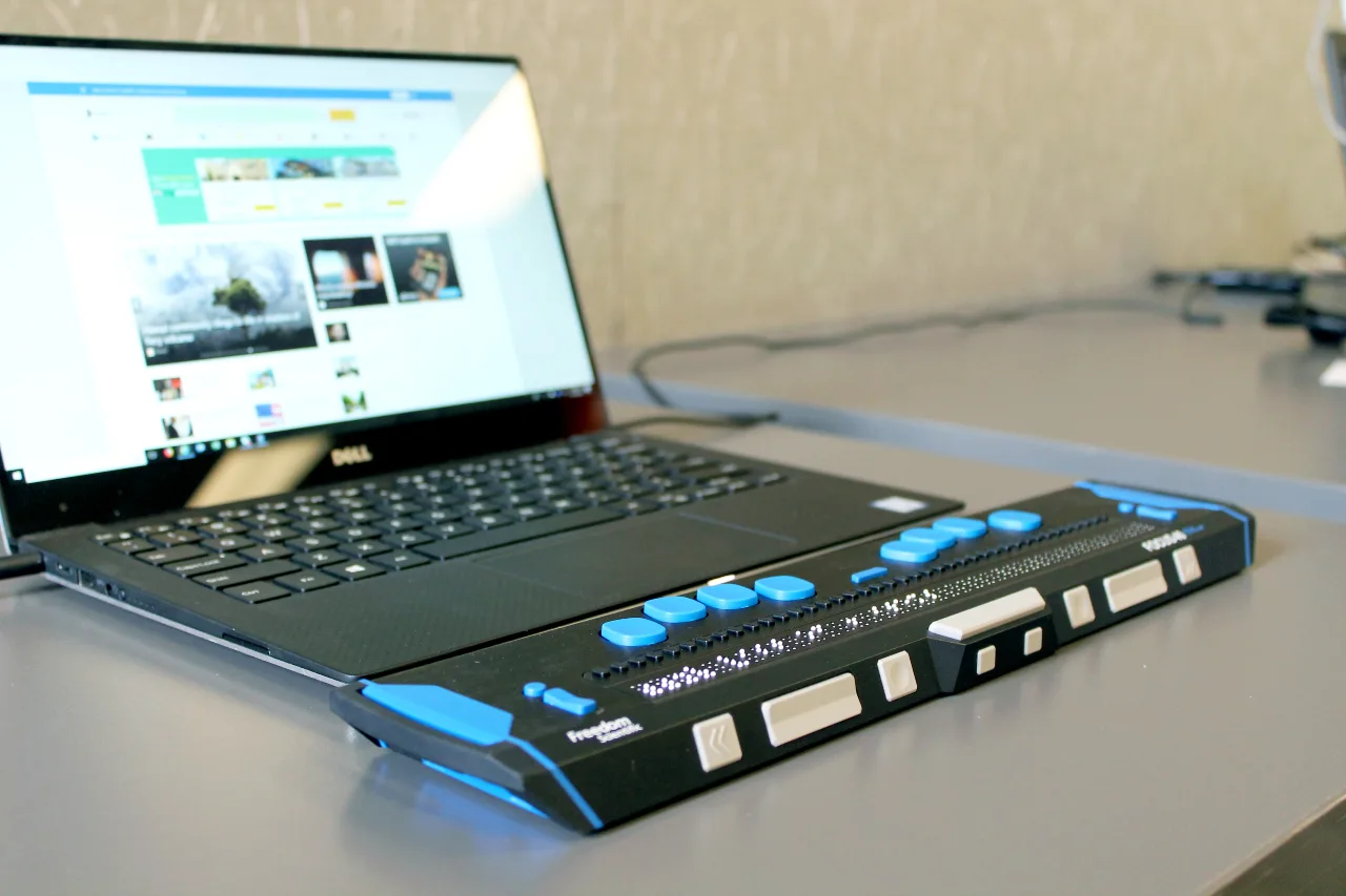 Accessibilité - Ordinateur avec un clavier en braille